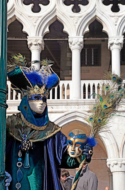 kostümierte mitarbeiter in venezianische maske karneval in venedig - carnival mardi gras masqué costume stock-fotos und bilder