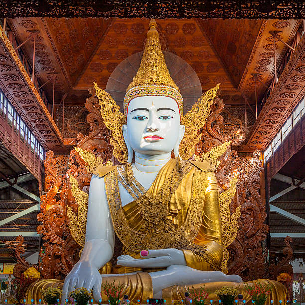 a bela budda escultura em ngahtatgyi paya - monastery buddhism wat east - fotografias e filmes do acervo