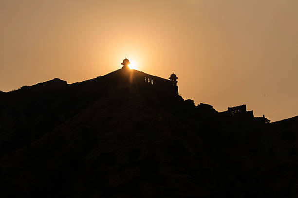실루엣 해질녘까�지 보기에서 암베르 팰리스, 자이푸르, 인도 - jaipur amber fort column amber palace 뉴스 사진 이미지