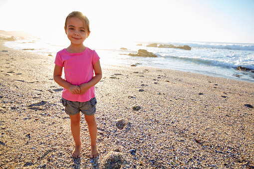 Shot of an adorable little girl on the beachhttp://195.154.178.81/DATA/i_collage/pu/shoots/805103.jpg
