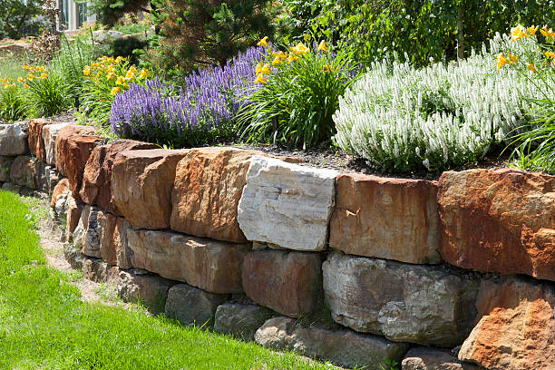 сад с камнями и декоративные ландшафты. - landscaped retaining wall wall stone стоковые фото и изображения