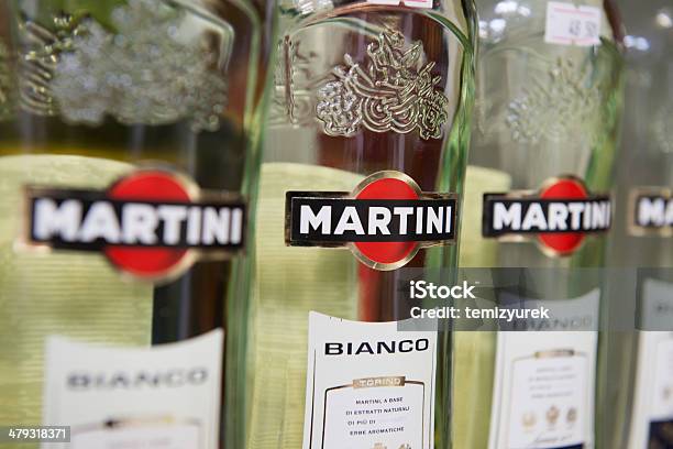 Martini Foto de stock y más banco de imágenes de Adicción - Adicción, Adulto, Alcoholismo