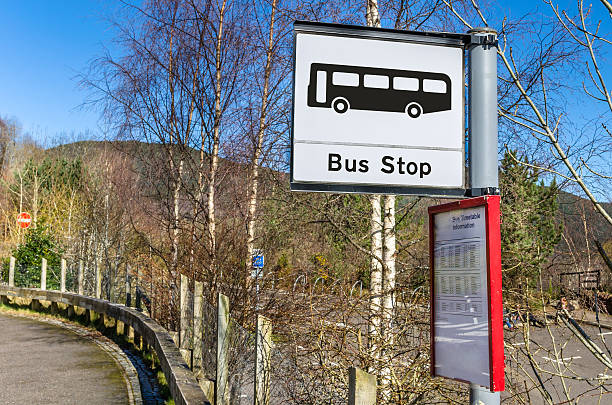 bus stop in the scottish countryside - bushalte stockfoto's en -beelden
