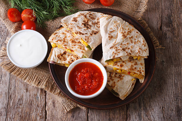 ケサディヤ野菜と消す水平トップの眺め - quesadilla chicken mexican cuisine cheese ストックフォトと画像