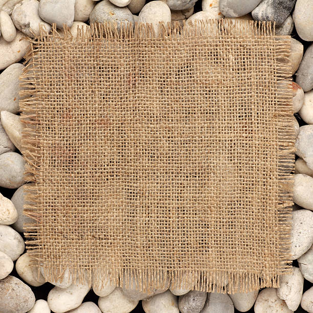 tekstura z juta square na rzekę rock - frayed burlap textile part of zdjęcia i obrazy z banku zdjęć