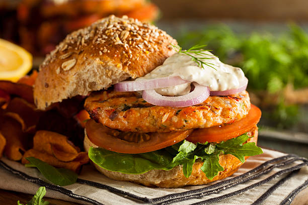 salmone biologica hamburger fatti in casa - fish cakes immagine foto e immagini stock