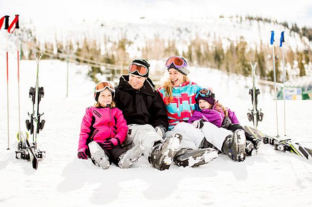 vacaciones familiares de esquí - skiing snow couple mountain fotografías e imágenes de stock