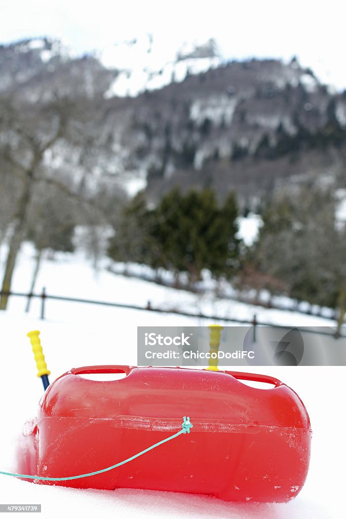 Rojo bob fabricadas de plástico robusta en blanco nieve - Foto de stock de Bobsleigh libre de derechos