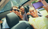 menschen-die-selfies-in-einem-auto.jpg?b=1&s=170x170&k=20&c=Rze8kfgrNrtj4iQCwvfC_fEk5zdvuEITigbgd_aVU7A=