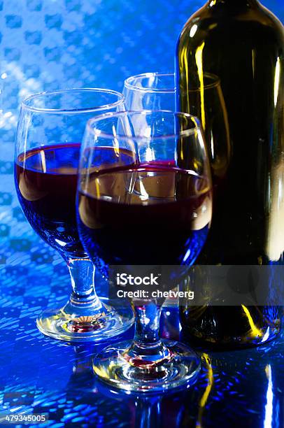 Vinho E Garrafa - Fotografias de stock e mais imagens de Bebida Alcoólica - Bebida Alcoólica, Colorido, Copo