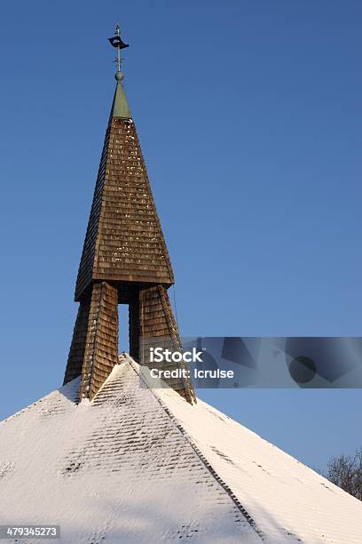 Snowy Torre Con Guglia - Fotografie stock e altre immagini di Ambientazione esterna - Ambientazione esterna, Blu, Cappella