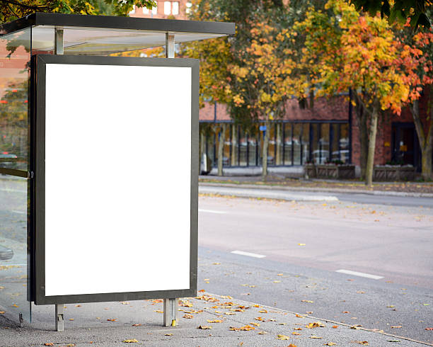 cartelera en blanco en la estación de autobuses de la ciudad - estación de autobús fotografías e imágenes de stock