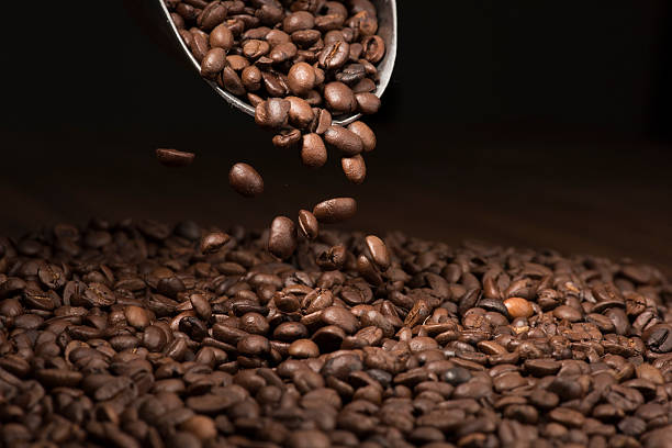 コーヒー豆バッグに落ちる - coffee bean coffee crop espresso mocha ストックフォトと画像