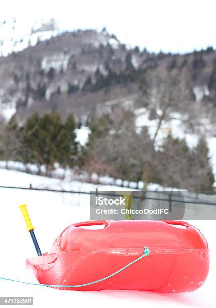 Rosso Bob In Plastica Sulla Neve - Fotografie stock e altre immagini di Andare in toboga - Andare in toboga, Attrezzi da lavoro, Bambino