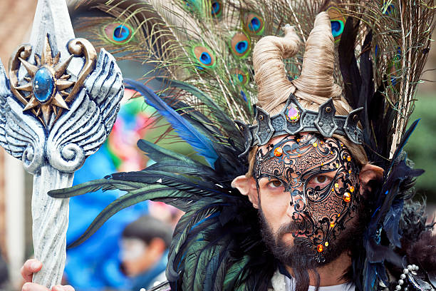 hombre con máscara de carnaval veneciano observe en san giorgio - costume stage costume sunlight carnival fotografías e imágenes de stock