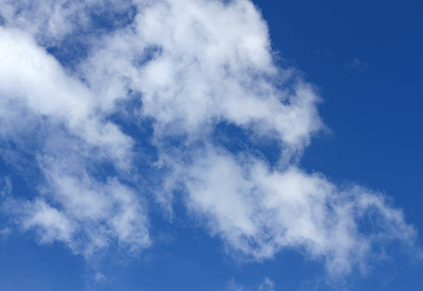 cristalline dans le ciel bleu avec des nuages blancs moelleux - cumuliform photos et images de collection