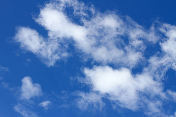 dans le ciel bleu avec des nuages blancs - cumuliform photos et images de collection