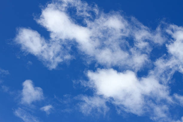 céu azul com nuvens brancas macias com o - cumuliform - fotografias e filmes do acervo