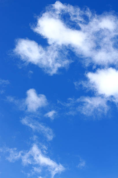 clair dans le ciel bleu avec des nuages vaporeux - cumuliform photos et images de collection