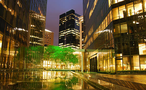 town square com que reflete luzes após a chuva - bank of america plaza - fotografias e filmes do acervo