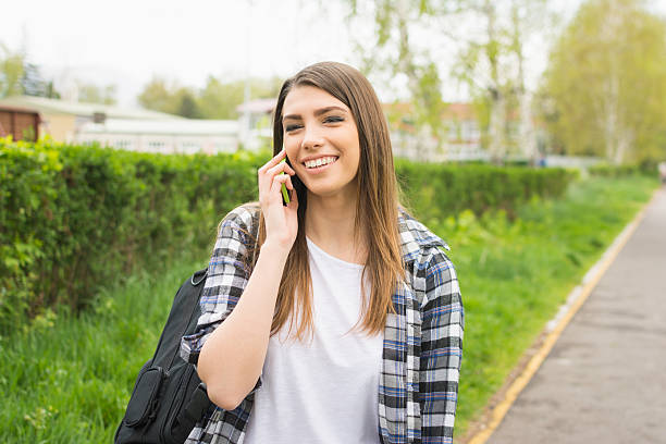 Mujer joven hablando por teléfono. No retoques. - foto de stock