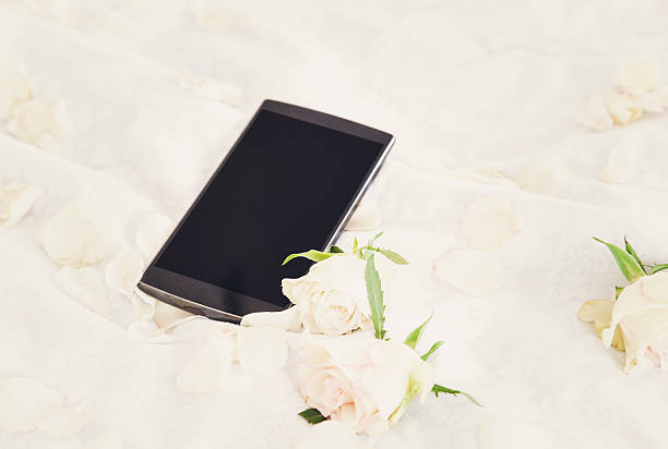 мобильный телефон на белом с розами - wolk стоковые фото и изображения