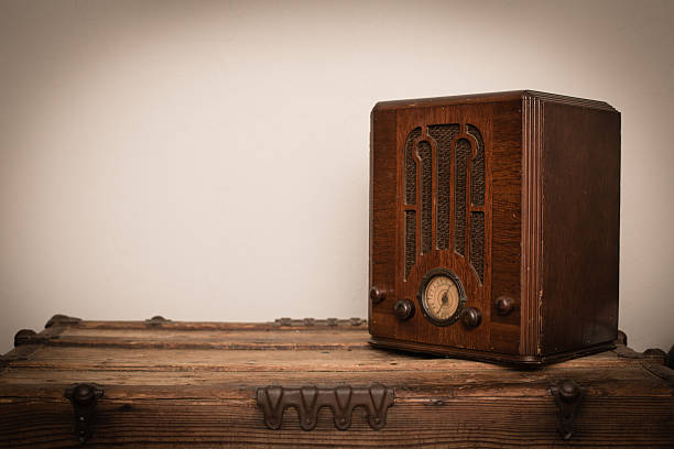 rádio antigo tombstone de madeira da década de 1930 em tronco de madeira - radio 1930s imagens e fotografias de stock