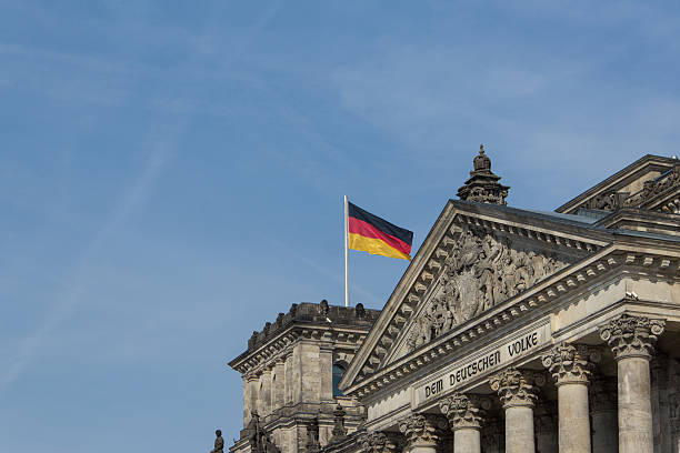 bandera alemana sobre parliametn edificio (reichstag), berlín, alemania - berlin germany the reichstag german culture contemporary fotografías e imágenes de stock