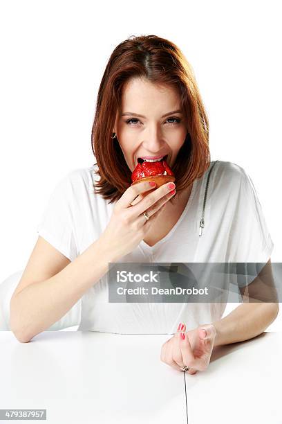 新鮮なストロベリーケーキを食べる女性 - Tシャツのストックフォトや画像を多数ご用意 - Tシャツ, お祝い, カジュアルウェア