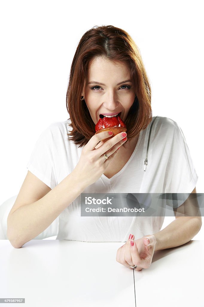 Mulher comendo bolo de morango - Foto de stock de Adulto royalty-free