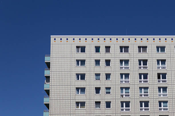 edificio facciata, berlino-immobiliare - plattenbau neubau apartment east germany foto e immagini stock