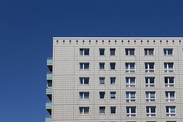 фасад здания, berlin — недвижимость - plattenbau neubau apartment east germany стоковые фото и изображения