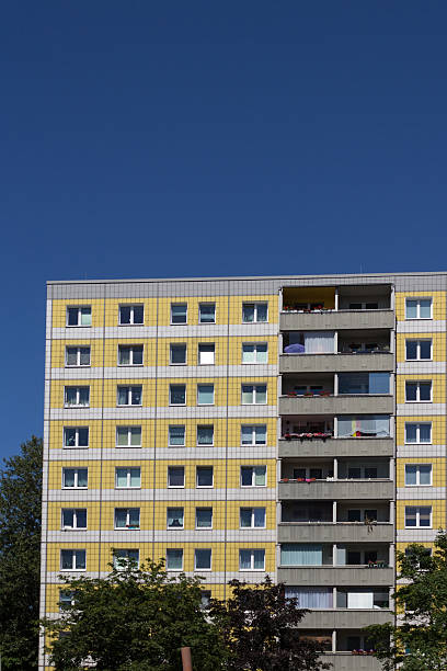 fachada do edifício, berlin-imóveis - plattenbau neubau apartment east germany - fotografias e filmes do acervo