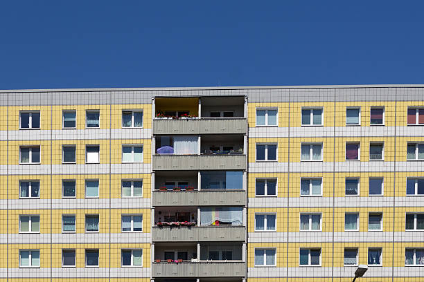 edificio facciata, berlino-immobiliare - plattenbau neubau apartment east germany foto e immagini stock