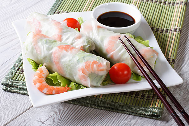 frühlingsrollen mit shrimps und soße auf einem spa. horizontal - rolled up rice food vietnamese cuisine stock-fotos und bilder