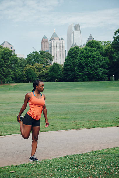 femmina jogger nel city park - piedmont park foto e immagini stock