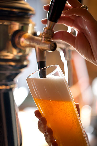 projecto de cerveja - serving drink beer garden beer glass imagens e fotografias de stock