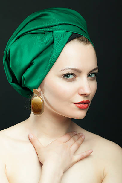 retro mujer en el sombrero verde - russian culture fashion model hat sensuality fotografías e imágenes de stock