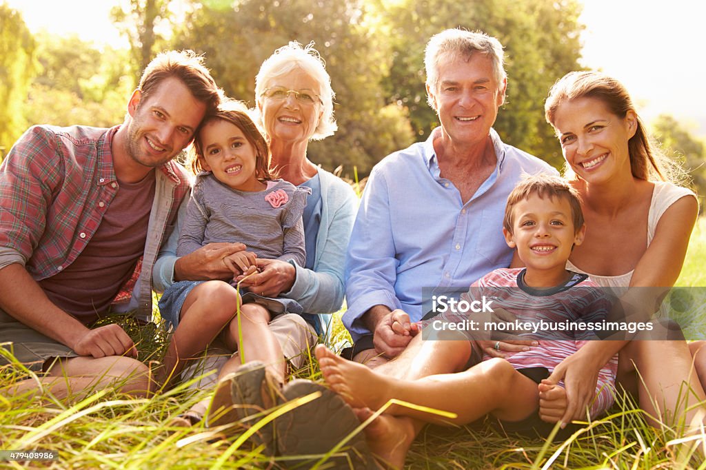Multi-Generationen-Familie entspannende zusammen im Freien - Lizenzfrei Familie Stock-Foto