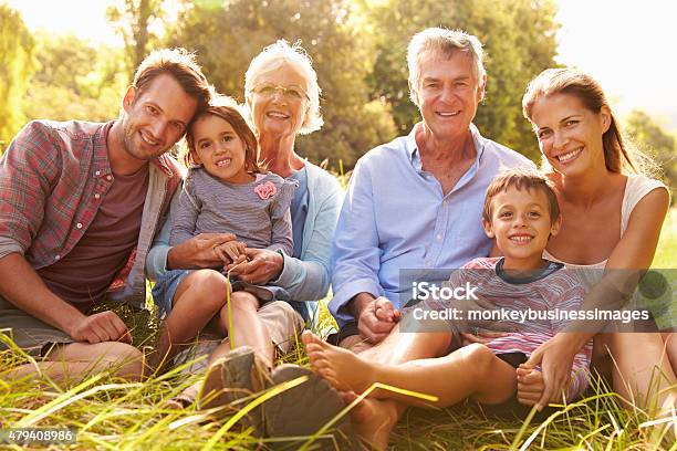 Multigenerationenfamilie Entspannende Zusammen Im Freien Stockfoto und mehr Bilder von Familie