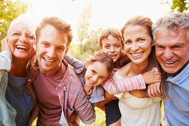 mehrgenerationenfamilie, die sich gemeinsam im freien amüsiert - grandparent multi generation family grandfather child stock-fotos und bilder