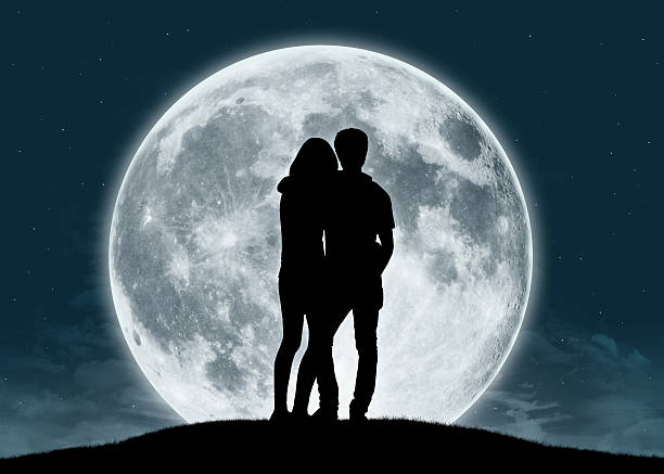 Jeune couple amoureux à la pleine lune - Photo