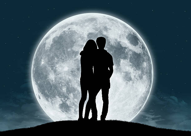 Giovane Coppia in amore nella Luna piena - foto stock