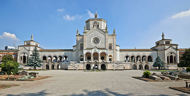 cimitero monumentale a milano - camposanto monumentale foto e immagini stock