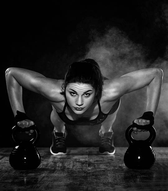 push ups com garrafa de bell - human muscle body building exercising black and white - fotografias e filmes do acervo