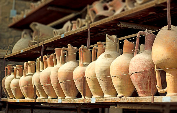 pompei amphoras - classical antiquity foto e immagini stock