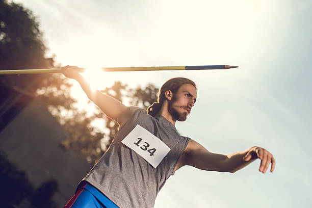 спортсмен на конкуренции ready to throw в javelin. - javelin sport photography outdoors стоковые фото и изображения