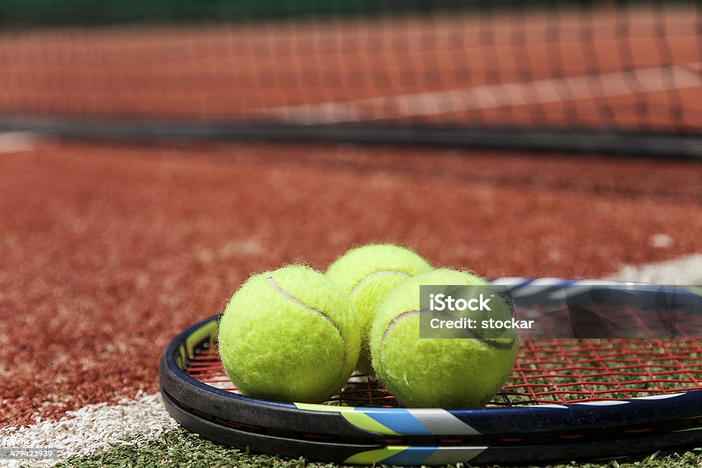 Pelota de tenis y raqueta en la cancha - Foto de stock de Bola de Tenis libre de derechos