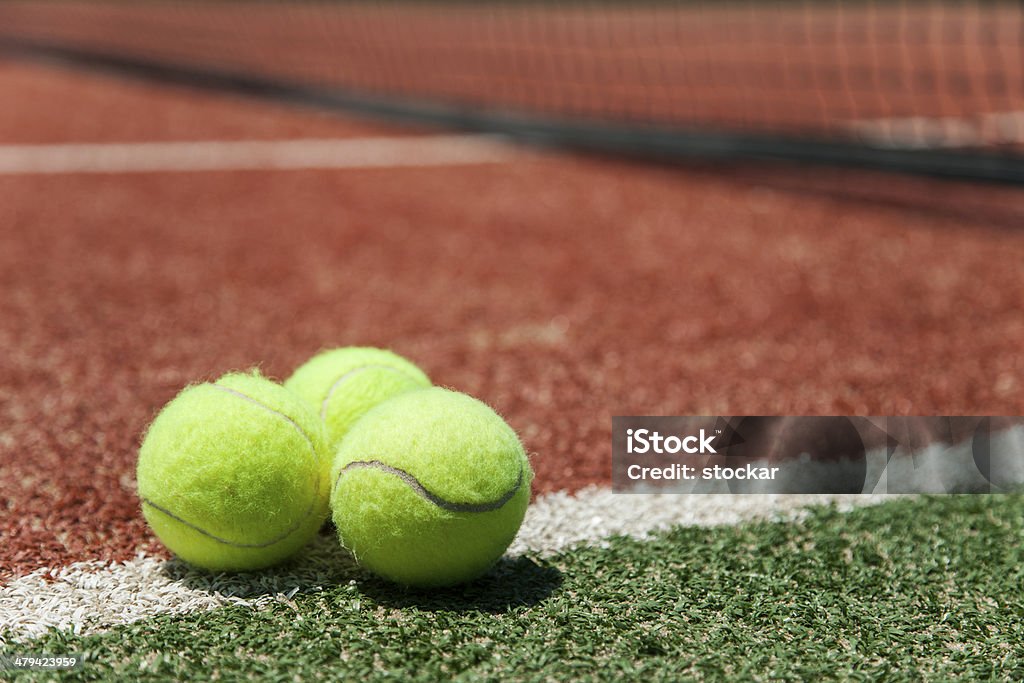 Pelotas de tenis en la cancha - Foto de stock de Bola de Tenis libre de derechos