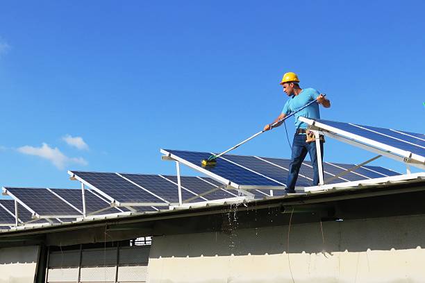 operaio e pannelli solari - solar power station solar energy sun clean foto e immagini stock